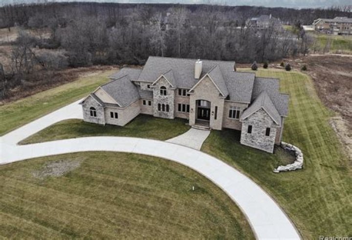 Top 10,000 Square Feet Houses That Will Astound You